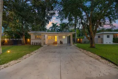 830 NE 72nd St, Miami: photo 1 of 18