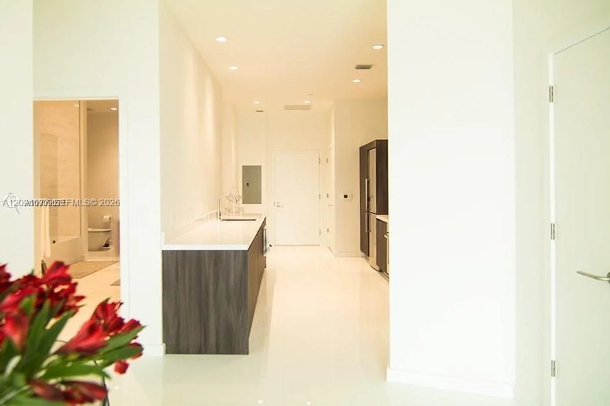 851 NE 1st Ave #510, Miami: photo 1 of 20