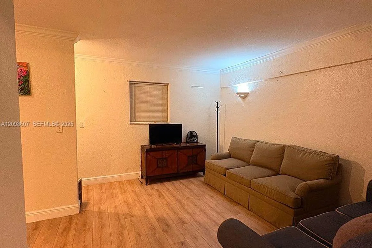 636 NE 63rd St #5, Miami: photo 1 of 5