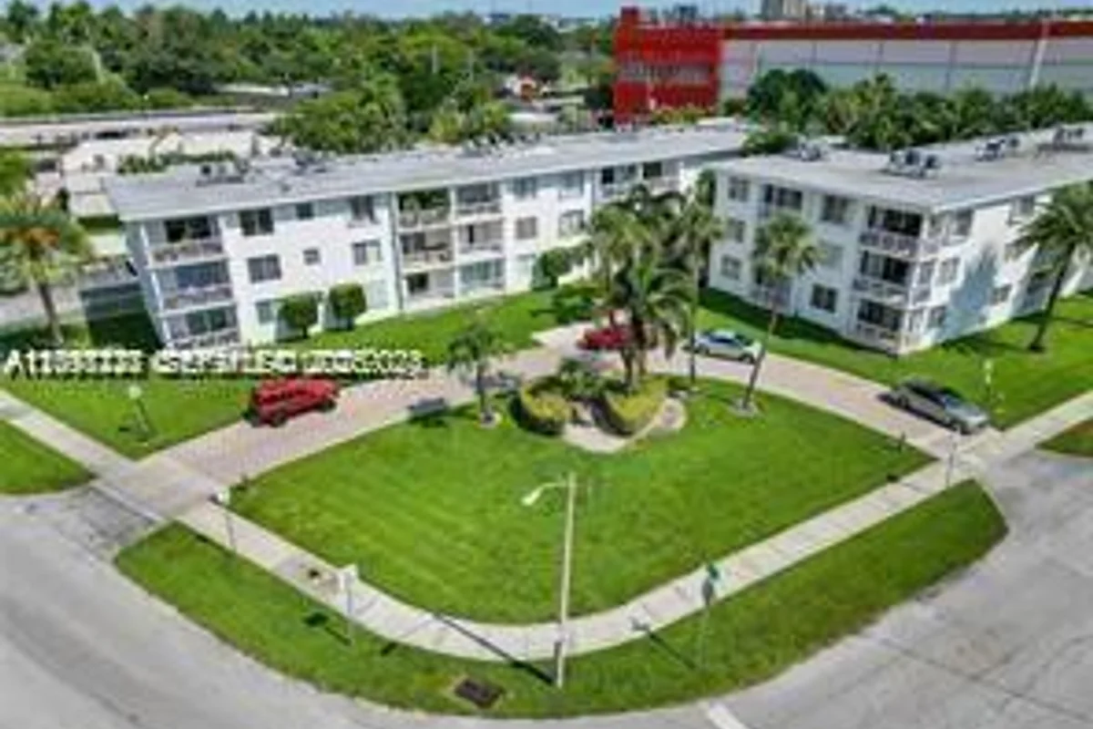 1600 NE 114th St #211, Miami: photo 1 of 13