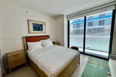 11 NE 6th St #208, Miami: photo 1 of 13