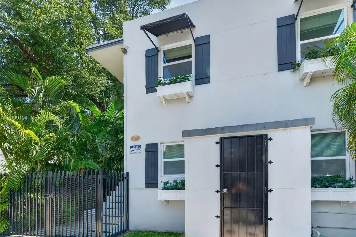 3676 Oak Ave #1, Miami: photo 1 of 23