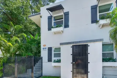 3676 Oak Ave #1, Miami: photo 1 of 23