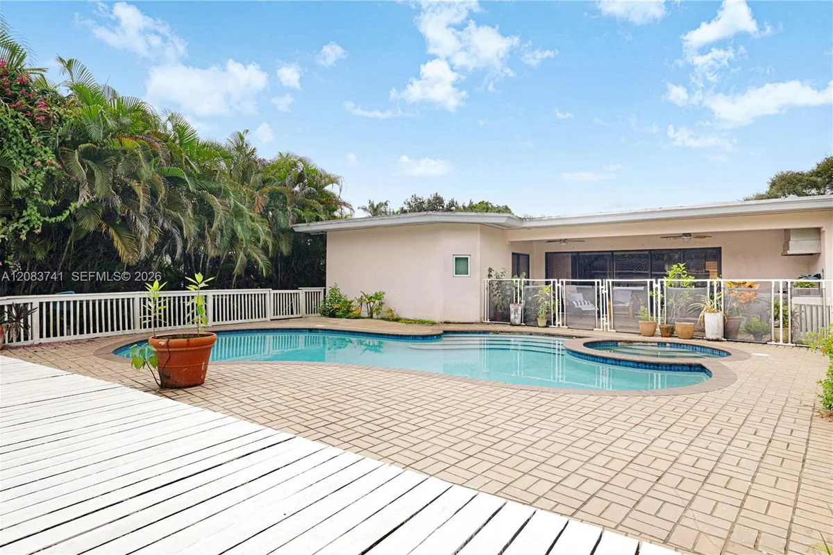 633 NE 119th St, Biscayne Park: photo 1 of 30