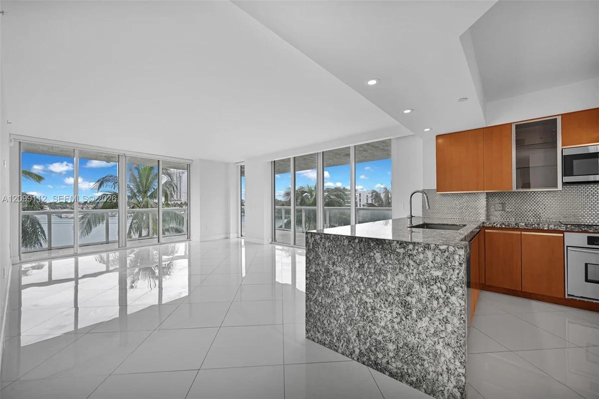 10 Venetian Way #404, Miami Beach: photo 1 of 34