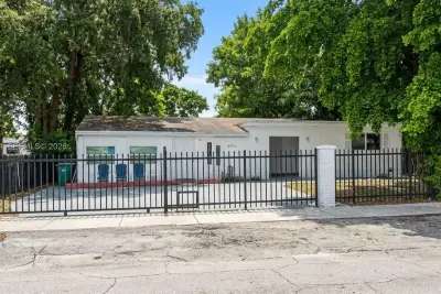2279 NW 94th St #C, Miami: photo 1 of 12