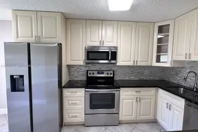5515 Courtyard Dr, Margate: photo 1 of 24