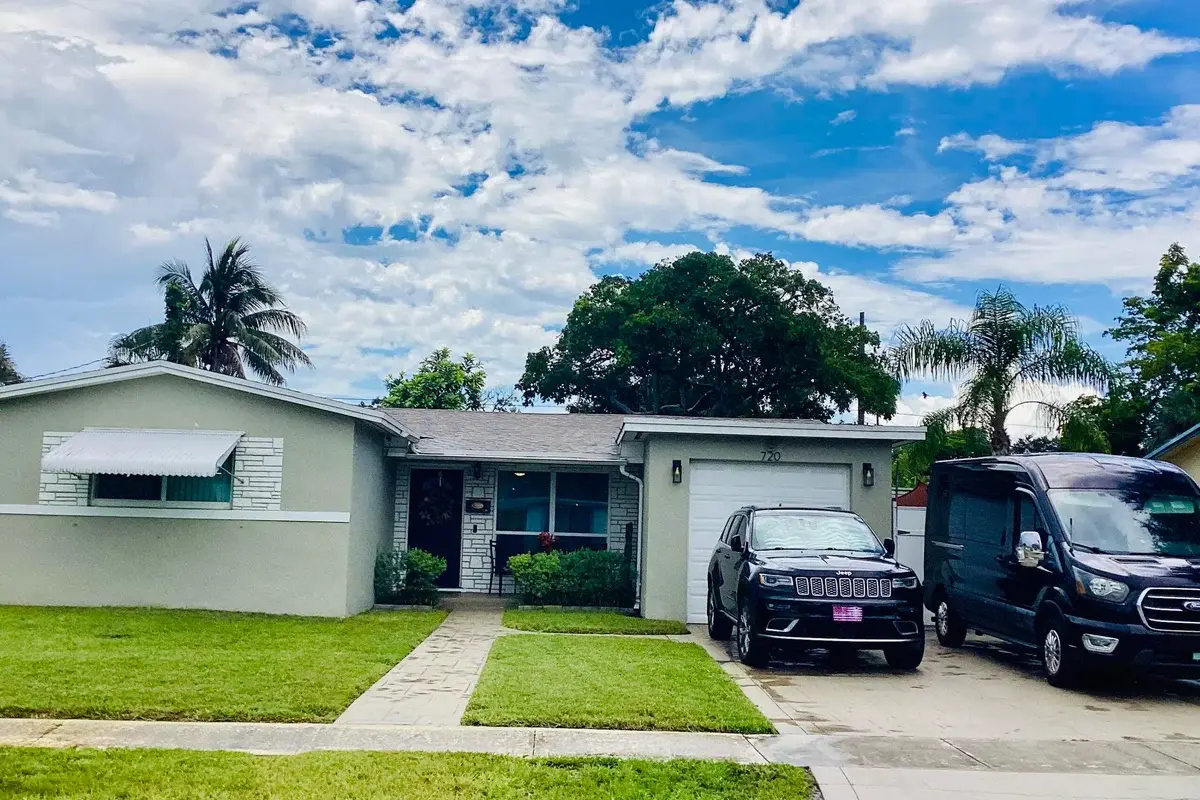 720 SW 69th Ave, Pembroke Pines: photo 1 of 28
