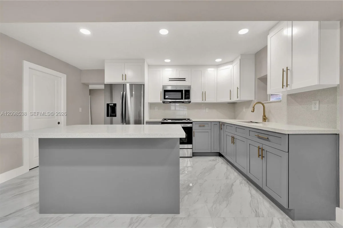 951 W 30th St, Hialeah: photo 1 of 16