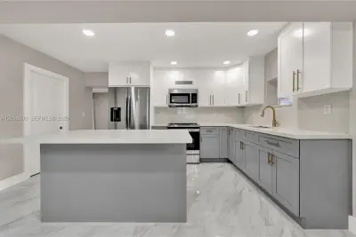 951 W 30th St, Hialeah: photo 1 of 16