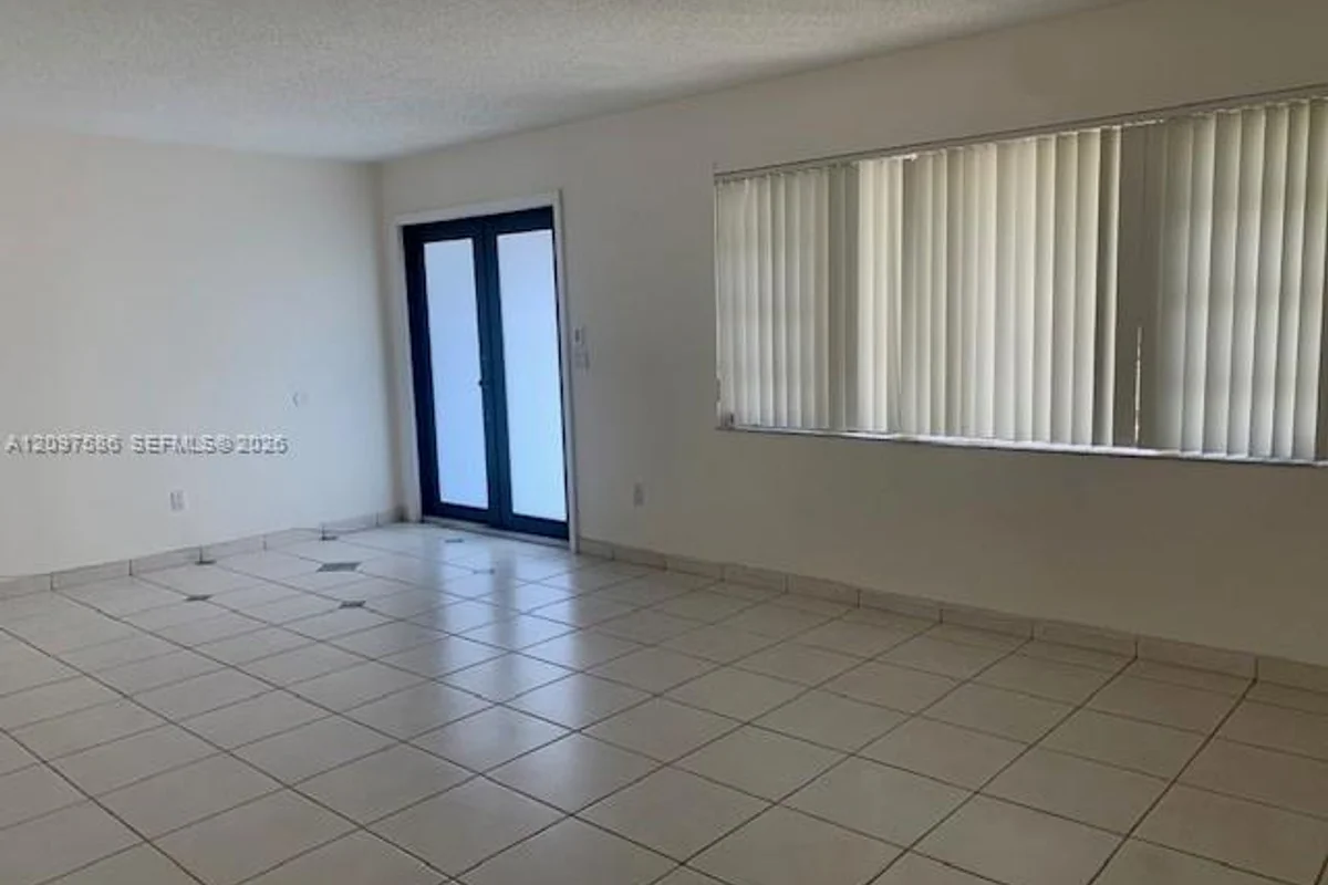 House in Miami: photo 1 of 13