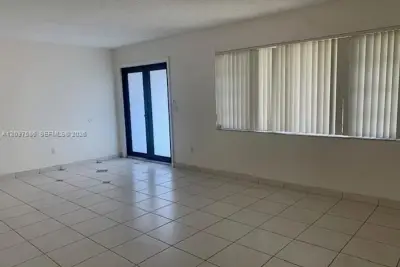 House in Miami: photo 1 of 13