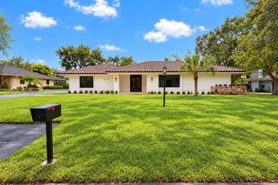 8240 SW 89th St, Miami: photo 1 of 37