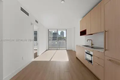 90 NE 32nd St #703, Miami: photo 1 of 19
