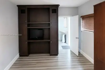 6610 SW 42nd St, Miami: photo 1 of 4