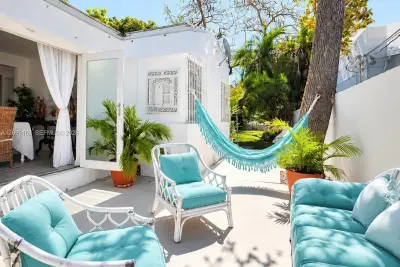 6910 Rue Notre Dame, Miami Beach: photo 1 of 17