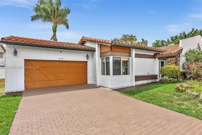 616 NE 195th St, Miami: photo 1 of 62