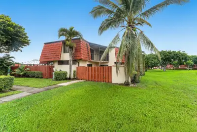 3754 Victoria Dr, West Palm Beach: photo 1 of 28