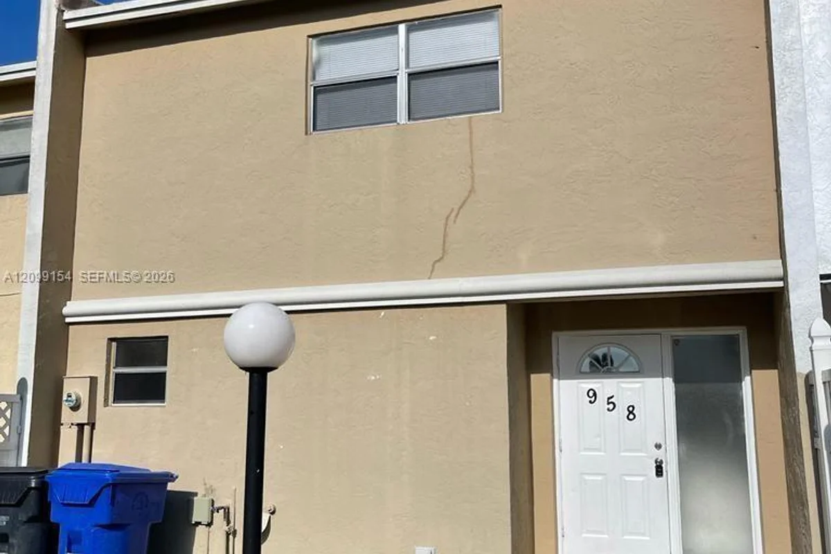 958 SW 74th Ave, North Lauderdale: photo 1 of 9