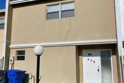 958 SW 74th Ave, North Lauderdale: photo 1 of 9
