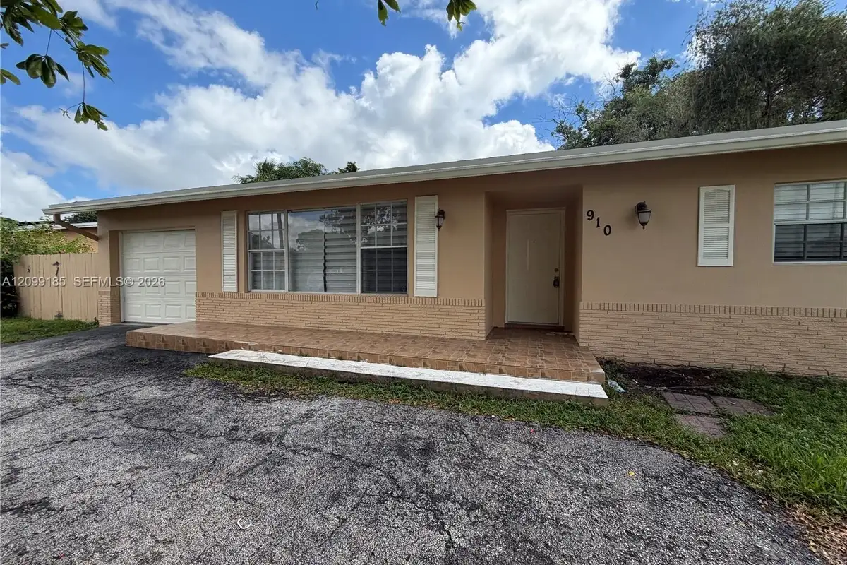 910 SW 67th Ave, North Lauderdale: photo 1 of 1