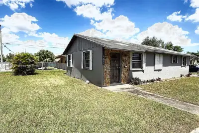 480 NW 14th St, Florida City: photo 1 of 11