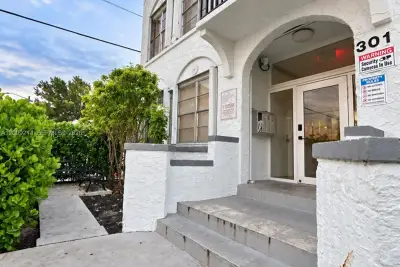 301 SW 10th Ave #4, Miami: photo 1 of 12