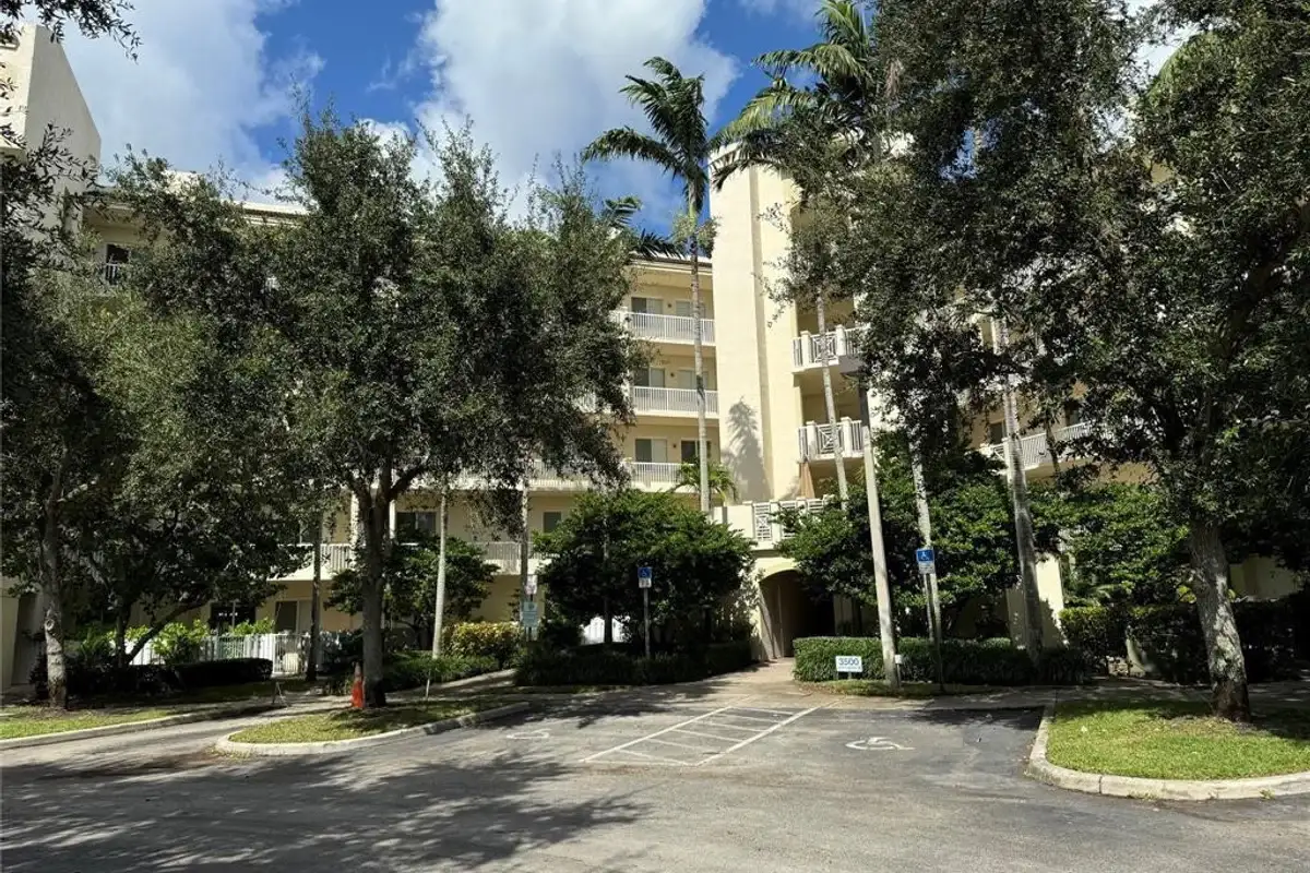 3500 Oaks Clubhouse Dr #204, Pompano Beach: photo 1 of 15