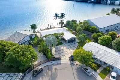 1242 NE 81st Ter, Miami: photo 1 of 26
