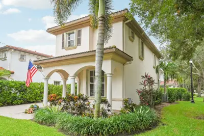 654 Castle Dr, Palm Beach Gardens: photo 1 of 35