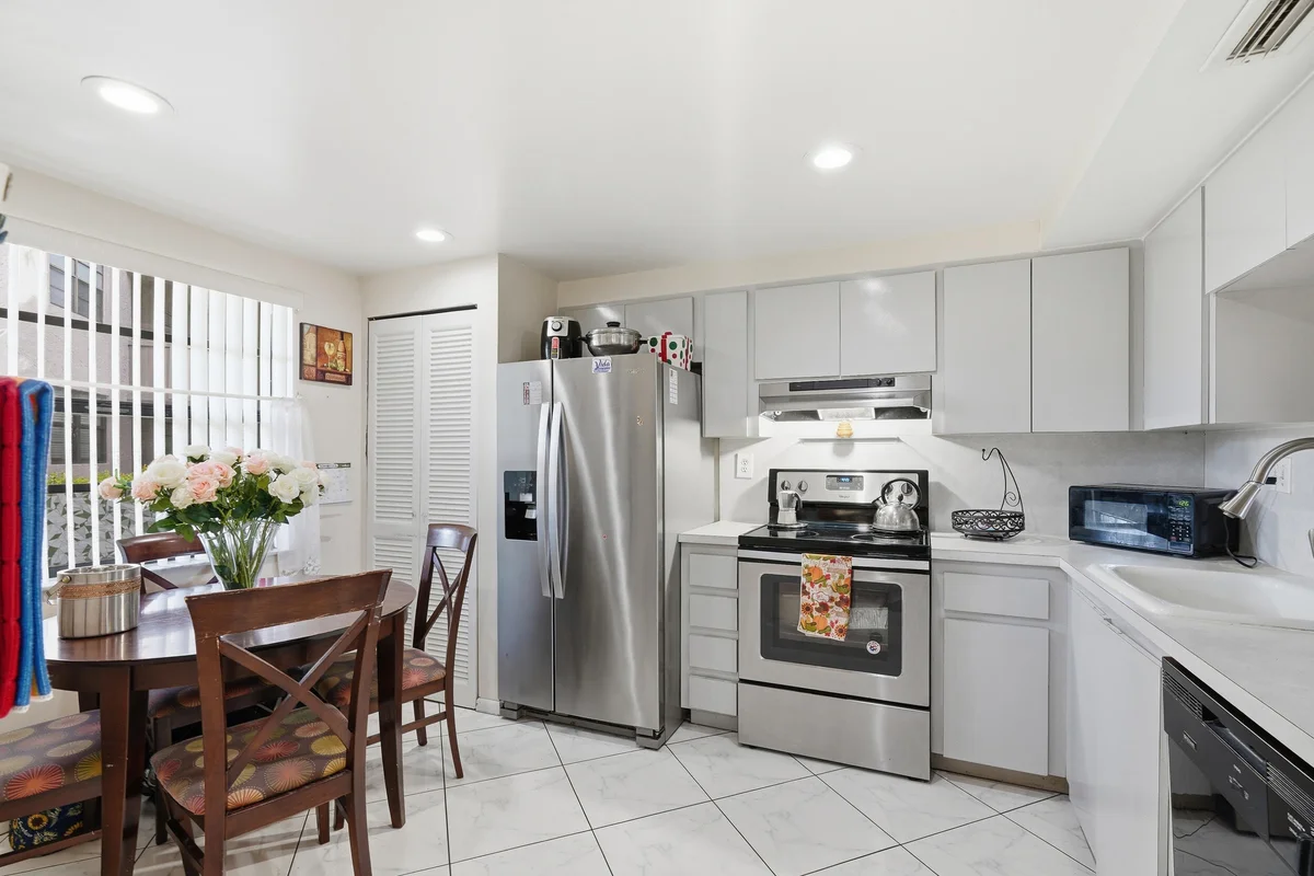 1000 Colony Point Cir #110, Pembroke Pines: photo 1 of 41