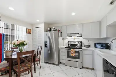 1000 Colony Point Cir #110, Pembroke Pines: photo 1 of 41
