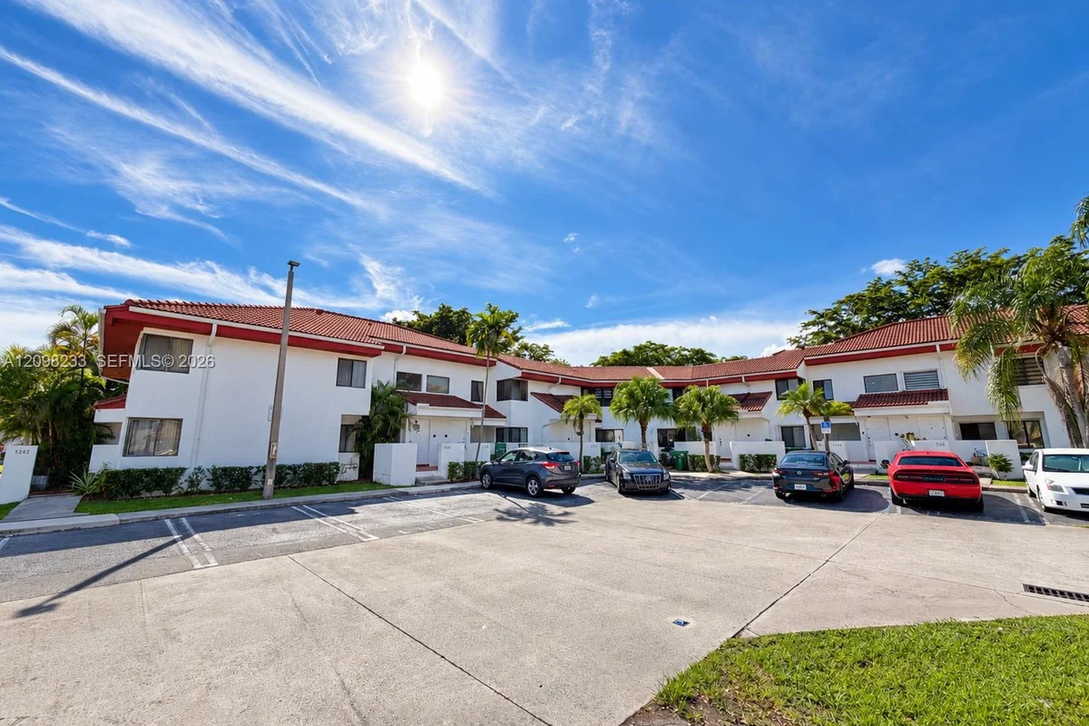 9704 SW 138th Ave, Miami: photo 1 of 32