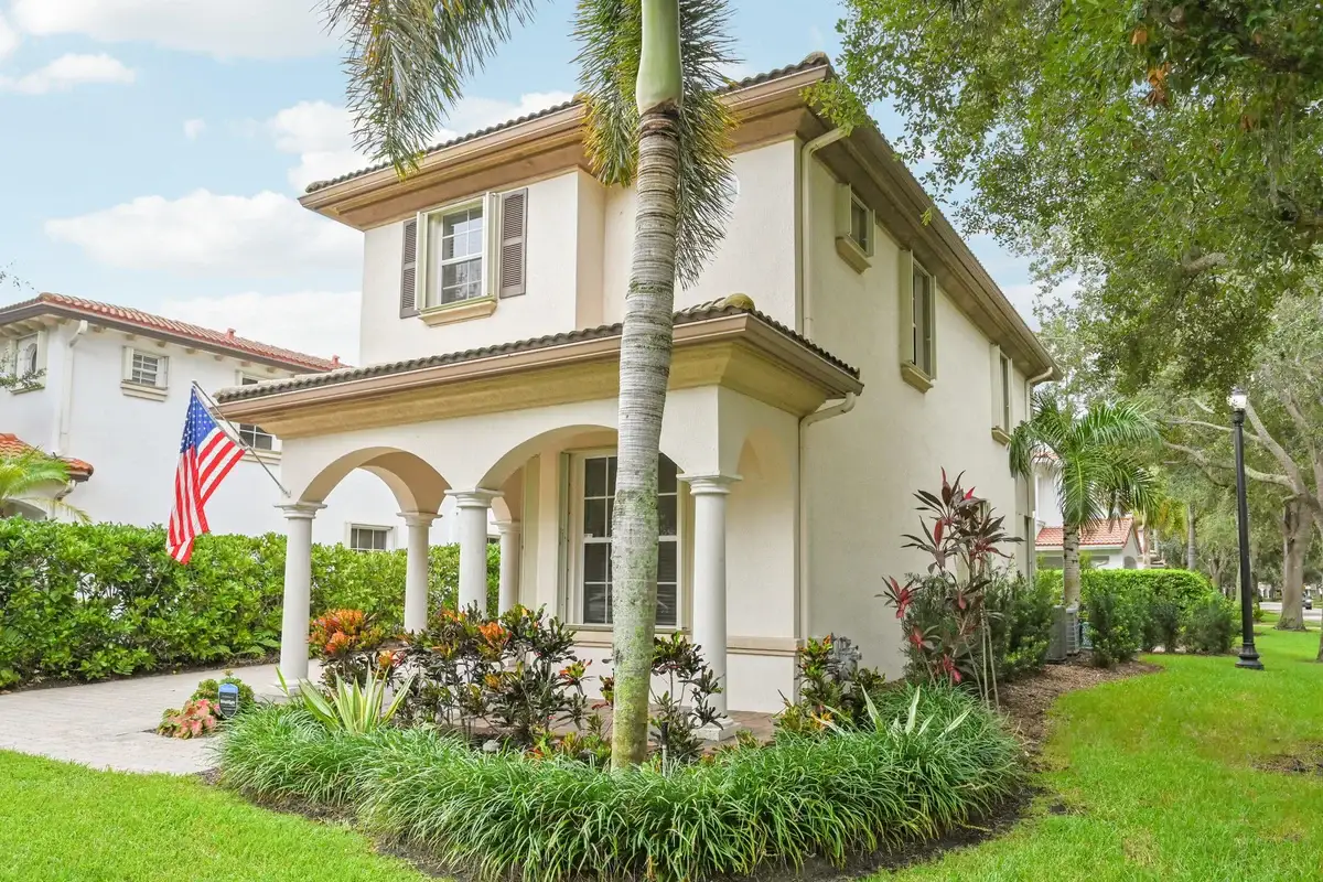 654 Castle Dr, Palm Beach Gardens: photo 1 of 35