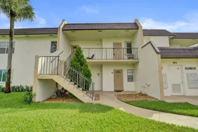 130 Lake Meryl Dr, West Palm Beach: photo 1 of 55
