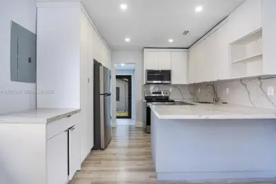 781 NW 108th St, Miami: photo 1 of 22