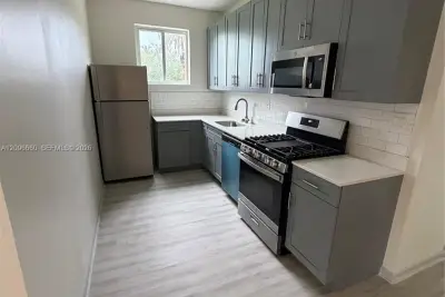 1120 Marseille Dr #2, Miami Beach: photo 1 of 9