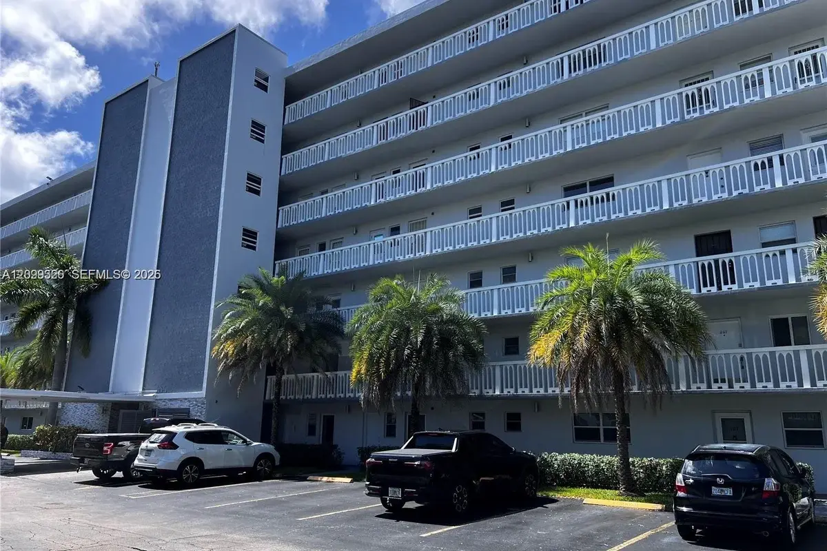 320 NE 12th Ave #605, Hallandale Beach: photo 1 of 16