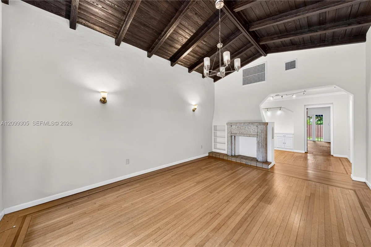 717 NE 73rd St, Miami: photo 1 of 37