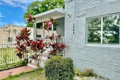 1284 NW 39 St, Miami: photo 1 of 18