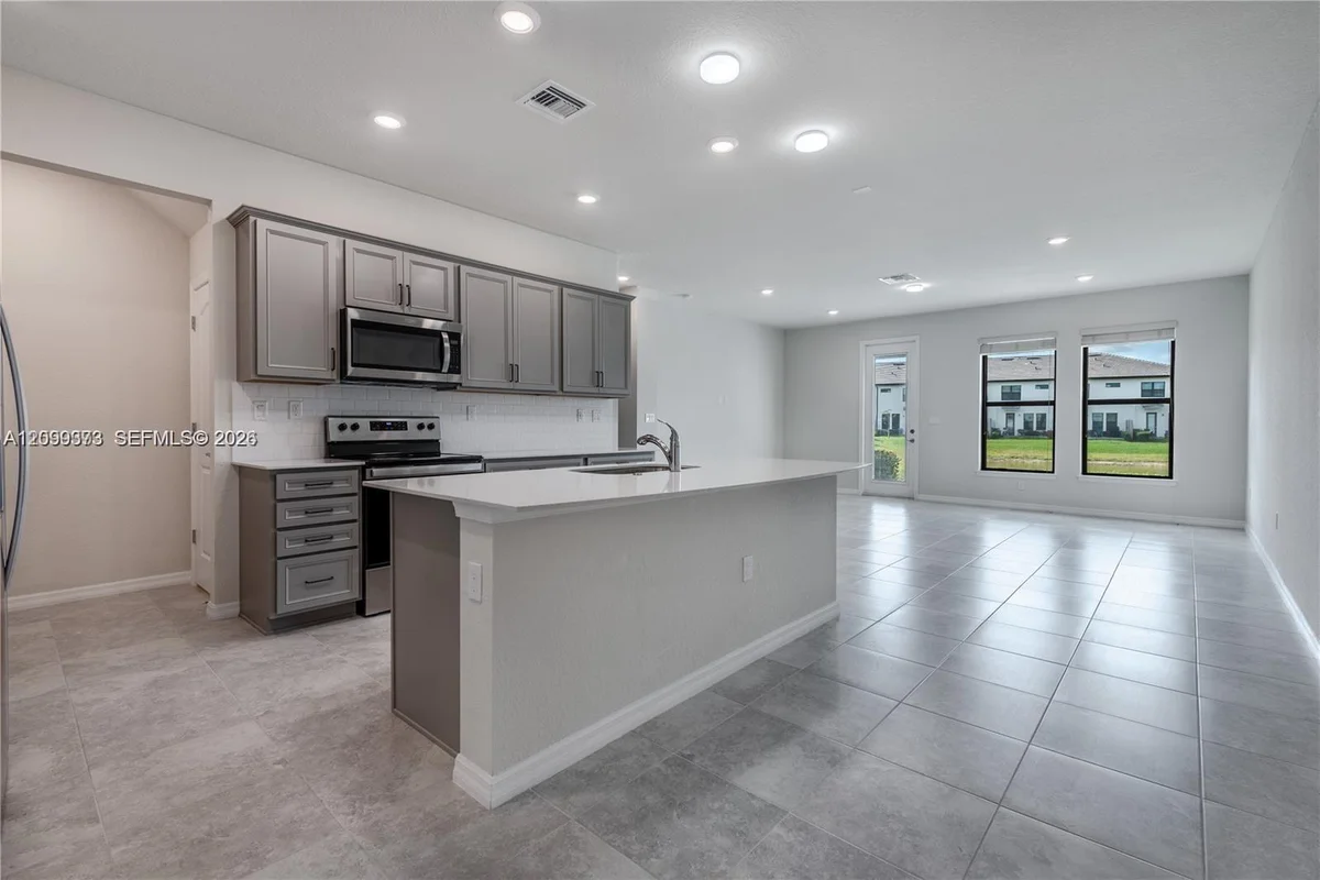 2126 N Appleton Cir N, Oakland Park: photo 1 of 42