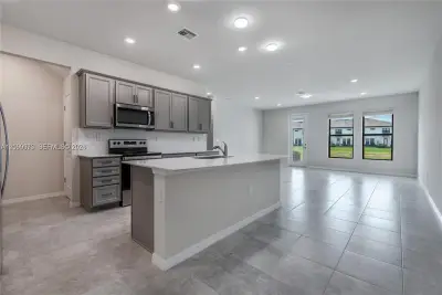 2126 N Appleton Cir N, Oakland Park: photo 1 of 42