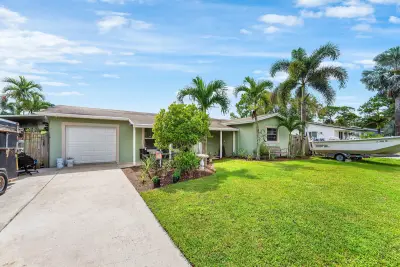 7416 Cocoanut Dr, Lake Worth: photo 1 of 25