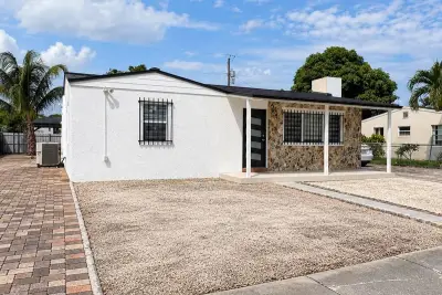 2333 Wabasso Dr, West Palm Beach: photo 1 of 10