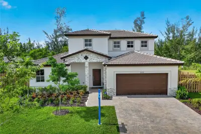2208 SE 30th St, Homestead: photo 1 of 79