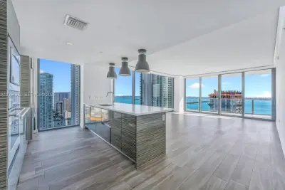 460 NE 28th St #3301, Miami: photo 1 of 20