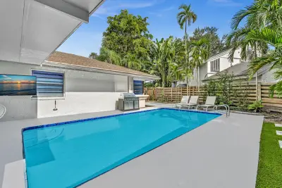 136 Greens Rd, Hollywood: photo 1 of 59
