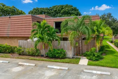 2003 20th Ln, Palm Beach Gardens: photo 1 of 52