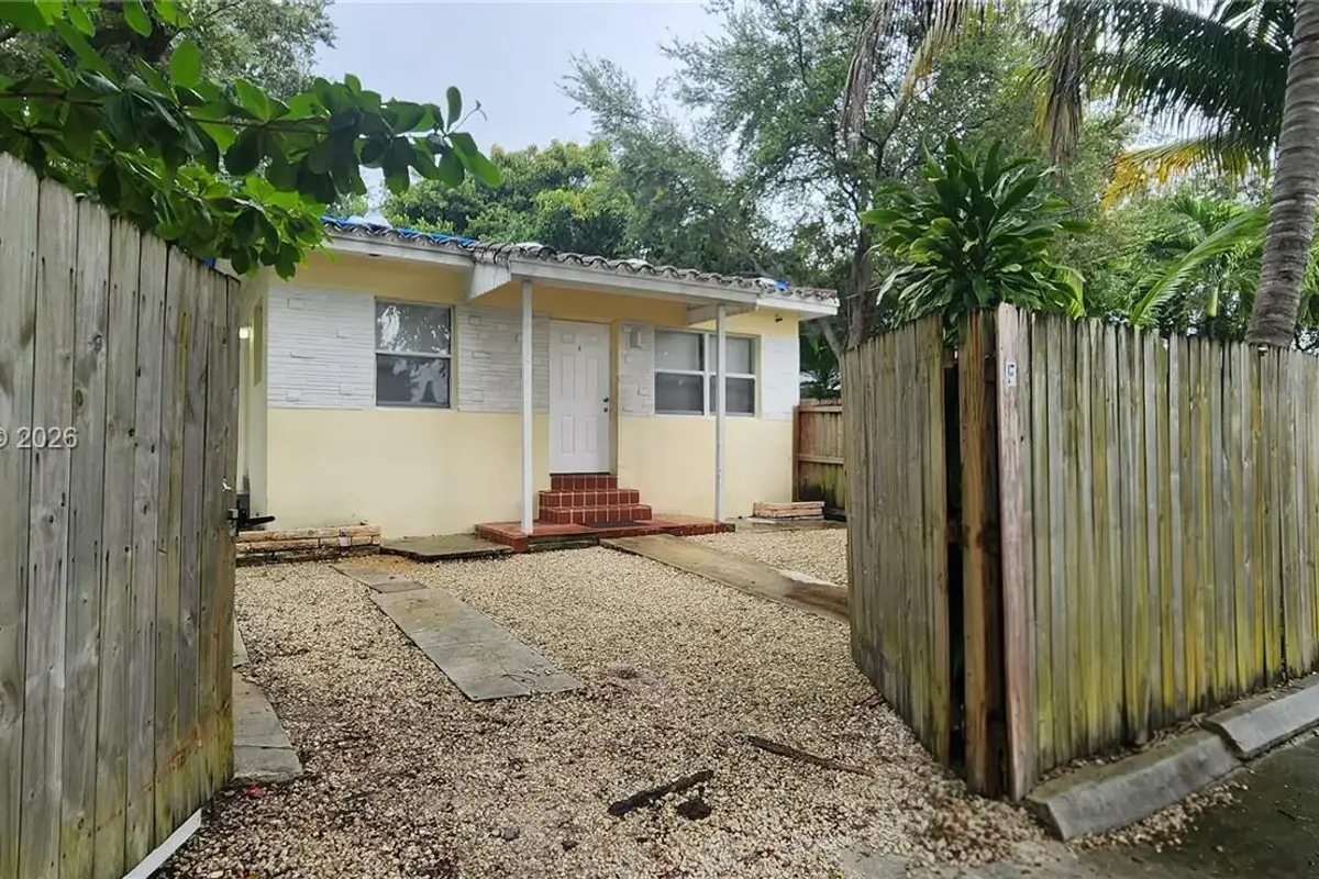 61 NE 67th St #1, Miami: photo 1 of 17