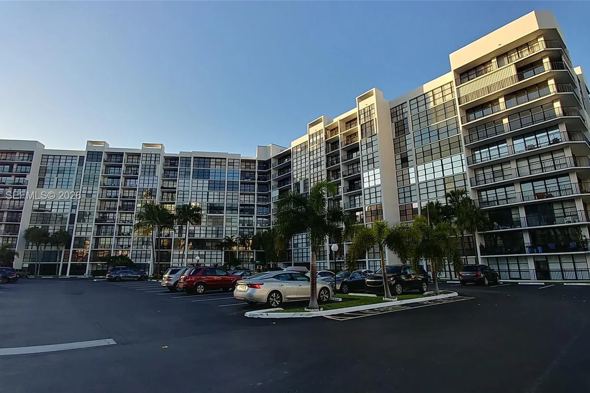 800 Parkview Dr #825, Hallandale Beach: photo 1 of 17